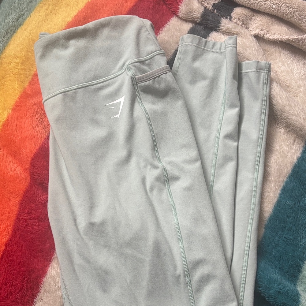 Light mint green gym shark leggings, long with pockets
